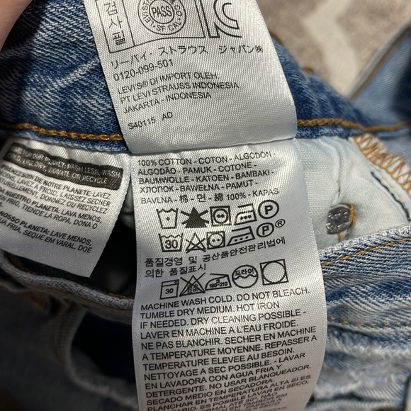 Levi’s. Light blue distress jeans shorts. - Picture 5 of 5